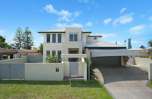 Broadbeach Waters Casa | Escape to the Coast