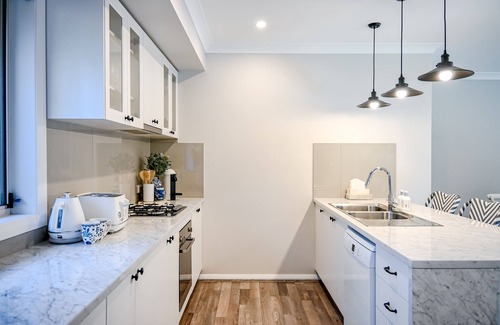 Moss Vale Casa | "Escape to The Corner Cottage: A Charming Hamptons-inspired Haven
