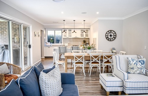 Moss Vale Casa | "Escape to The Corner Cottage: A Charming Hamptons-inspired Haven