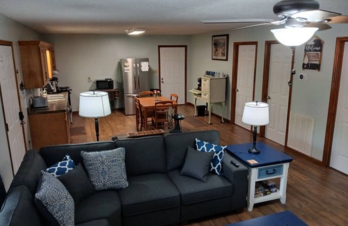 Wellington Casa | Escape to the lake 2 Bedroom Cabin, Boat Parking & Ample Outdoor and Deck Space.