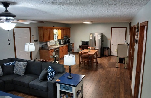 Wellington Casa | Escape to the lake 2 Bedroom Cabin, Boat Parking & Ample Outdoor and Deck Space.