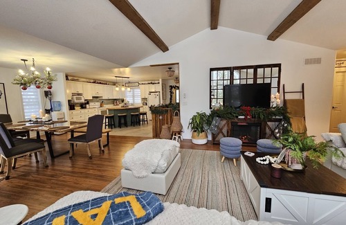 Bala Cabaña | Escape to the Lake-7bedroom waterfront cottage w/ hot tub in Muskoka.