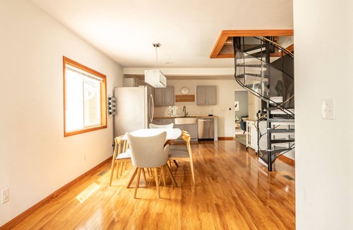 Como Casa | Escape to the Lake! Walk to water & local dining!