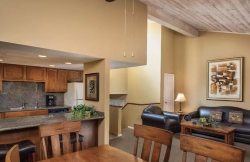 Flagstaff Complejo | Escape to the mountains. Cozy fireplace beautiful 1 bedroom with full kitchen.
