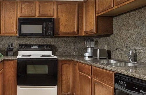 Flagstaff Complejo | Escape to the mountains. Cozy fireplace beautiful 1 bedroom with full kitchen.