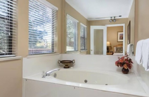 Flagstaff Complejo | Escape to the mountains. Cozy fireplace beautiful 1 bedroom with full kitchen.