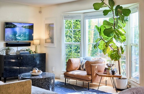 Encino Casa | Escape to The Oasis. Cozy LA bungalow Sleeps 6 with a private pool & garden