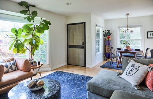 Encino Casa | Escape to The Oasis. Cozy LA bungalow Sleeps 6 with a private pool & garden