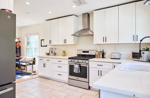 Encino Casa | Escape to The Oasis. Cozy LA bungalow Sleeps 6 with a private pool & garden