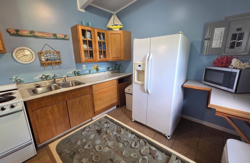Fulton Cabaña | Escape to the quiet countryside and relax at our cozy beach-themed cottage.