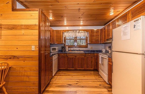 Bryson City Cabina | Escape to the serene Dragonfly Cabin in Bryson City