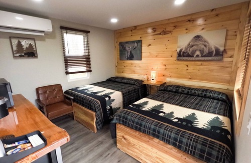 North Greece Hotel | Spencerport - Cozy Cabin Inn - Sleeps 4, 2 Full Size Beds