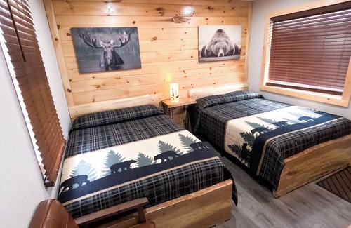 North Greece Hotel | Spencerport - Cozy Cabin Inn - Sleeps 4, 2 Full Size Beds