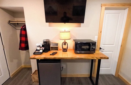 North Greece Hotel | Spencerport - Cozy Cabin Inn - Sleeps 4, 2 Full Size Beds