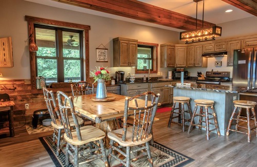 Tomah Cabina | Escape to the woodland getaway of The LeClaire Lodge - PET FRIENDLY!