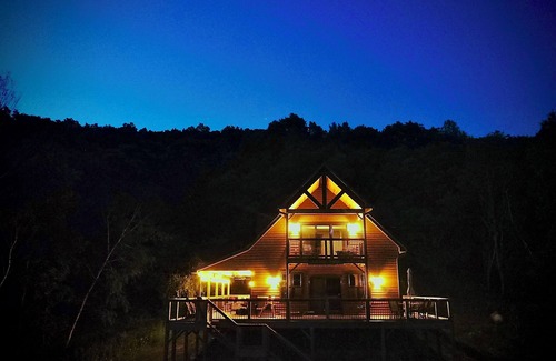 Tomah Cabina | Escape to the woodland getaway of The LeClaire Lodge - PET FRIENDLY!