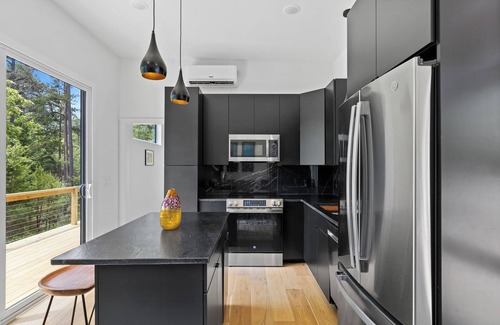 Young Harris Apartamento | Escape to this modern 1BR/1BA tiny home in the North Georgia mountains. Enjoy a full kitchen, spa-style rain shower, private deck with forest views, and seasonal access to a shared pool. Perfect for rest, recharge, and reconnecting with nature.