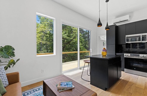 Young Harris Apartamento | Escape to this modern 1BR/1BA tiny home in the North Georgia mountains. Enjoy a full kitchen, spa-style rain shower, private deck with forest views, and seasonal access to a shared pool. Perfect for rest, recharge, and reconnecting with nature.