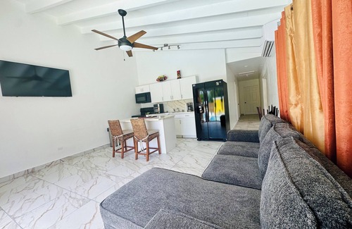 Hannah's Rest Apartamento | Escape to this modern home w/ a pool!