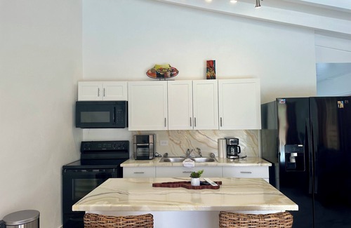 Hannah's Rest Apartamento | Escape to this modern home w/ a pool!