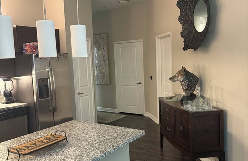 Las Colinas Apartamento | Escape to this modern,western-style home located steps away from the scenic lake