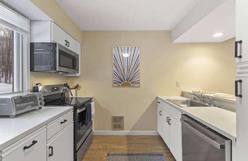 Stratton Mountain Condominio | Escape to This Mountain Retreat Near Hiking Trails, Pools, and Golf Courses