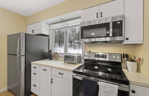 Stratton Mountain Condominio | Escape to This Mountain Retreat Near Hiking Trails, Pools, and Golf Courses