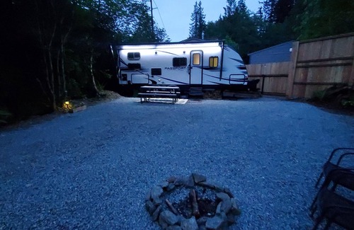 Bellingham Casa | Escape to this private camp in the woods of Galbraith Mountain