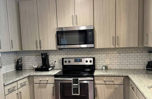 Loring Heights Apartamento | Escape to this stylish 2-bedroom unit, your perfect home away from home in Atlanta!