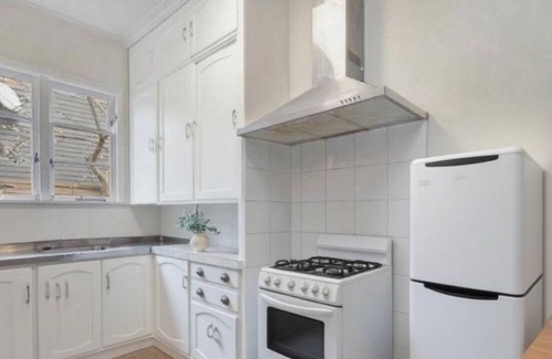 Mount Eden Casa | Escape to this sun-kissed double bedrooms Mount Eden mountain view house