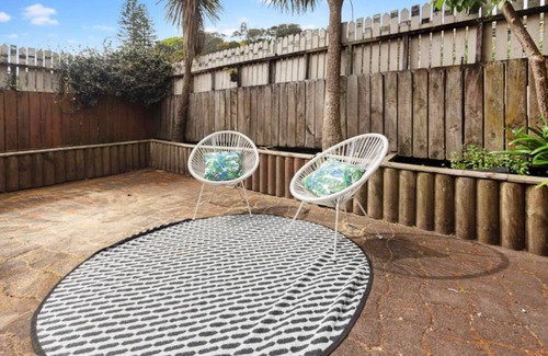 Mount Eden Casa | Escape to this sun-kissed double bedrooms Mount Eden mountain view house