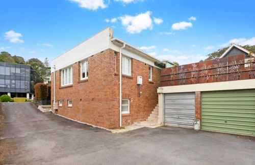 Mount Eden Casa | Escape to this sun-kissed double bedrooms Mount Eden mountain view house