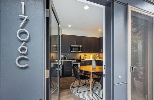 West Seattle Casa | Escape to this townhome, near Alki Beach