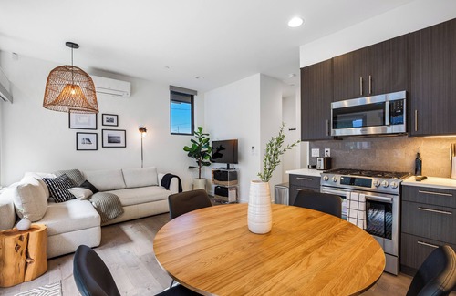 West Seattle Casa | Escape to this townhome, near Alki Beach