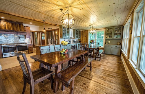 Stone Lake Cabina | Escape to Tranquility: A Charming 9-Bedroom Lodge on the lake shore of Sand Lake