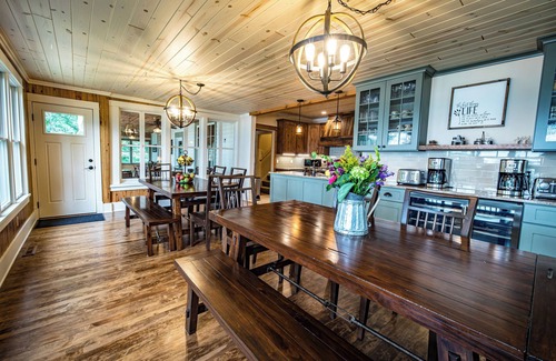 Stone Lake Cabina | Escape to Tranquility: A Charming 9-Bedroom Lodge on the lake shore of Sand Lake
