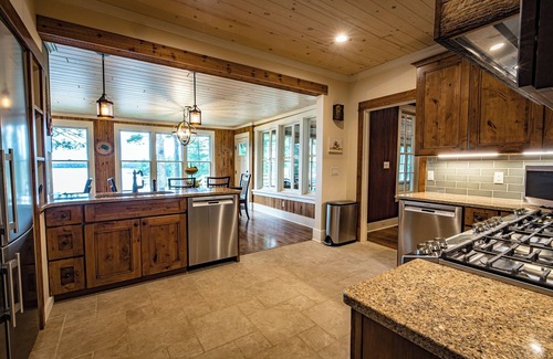 Stone Lake Cabina | Escape to Tranquility: A Charming 9-Bedroom Lodge on the lake shore of Sand Lake