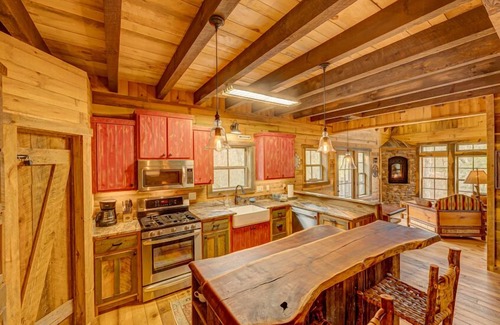 Cashes Valley Cabina | Escape to Water Dance - Riverfront Fire Pit | Hot Tub | Foosball