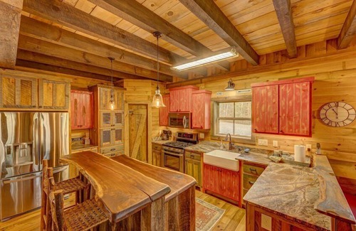 Cashes Valley Cabina | Escape to Water Dance - Riverfront Fire Pit | Hot Tub | Foosball