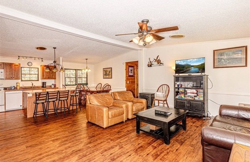 Bryson City Cabina | Escape to Waterfall Hideaway