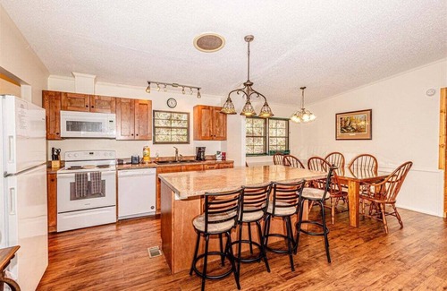 Bryson City Cabina | Escape to Waterfall Hideaway
