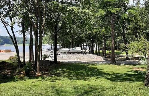 Holladay Cabina | Escape to your cozy 2-bedroom cabin #8 in Camden, Kentucky Lake, TN