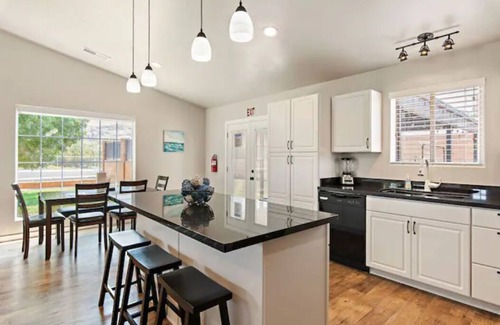 La Verkin Casa | *ESCAPE to ZION* Hot Tub and RV Parking VERY CLEAN