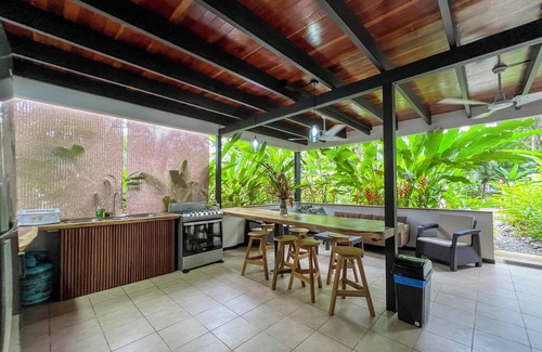Puerto Viejo de Talamanca Casa | Escondido: Huge House, Pool, AC, TV, Game Room, Kitchen, WiFi, Near Beach