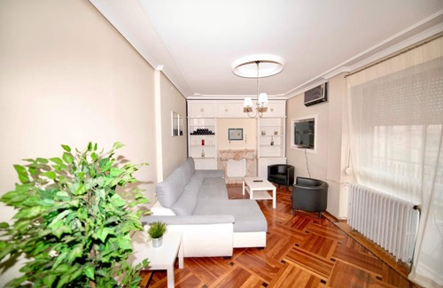 Centro de Valladolid Apartamento | Espacios Blanco Santiago: 180m2 y con parking!