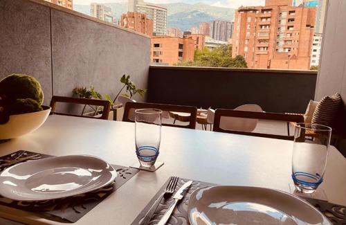 La Aguacatala Apartamento | Espacioso Apartamento, bonito balcón, excelente ubicación