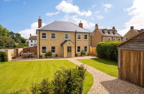Ampney Crucis Casa | Essitone: Cinema Room, Games Room, Gym & More!