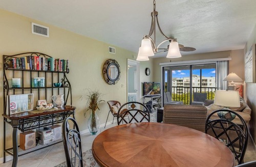 South Island Apartamento | Estero Cove 352, 2 Bedrooms, Sleeps 4, 5th Floor, Elevator, Heated Pool