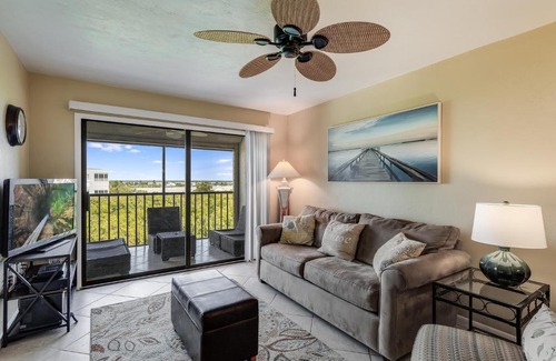 South Island Apartamento | Estero Cove 352, 2 Bedrooms, Sleeps 4, 5th Floor, Elevator, Heated Pool