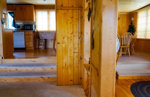 Estes Park Cabaña | Estes Park Pinecone Cottage: con 1. 8 acres y espectaculares vistas a la montaña